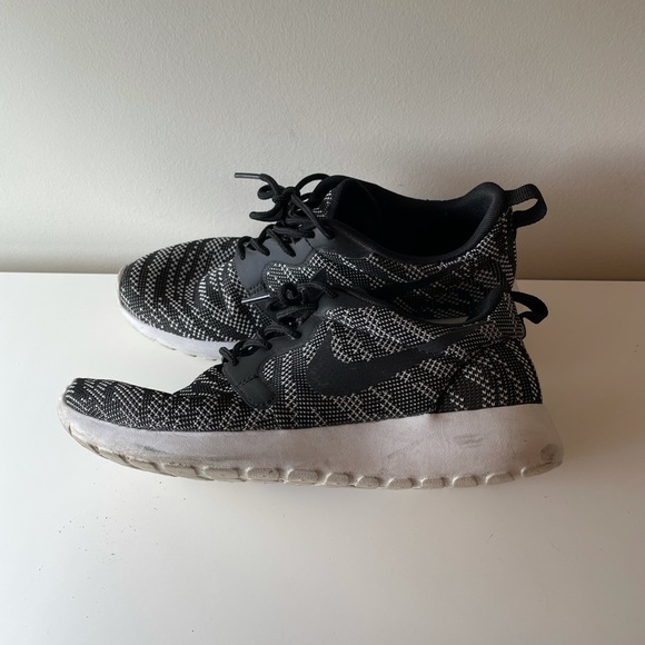 Nike women’s Roche runner in size US 6.5 - Picture 4 of 7